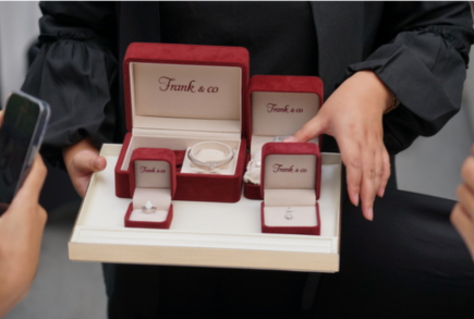 Ide Hadiah Pernikahan Tak Terlupakan Lengkap dengan Wedding Wishes Terbaik 
